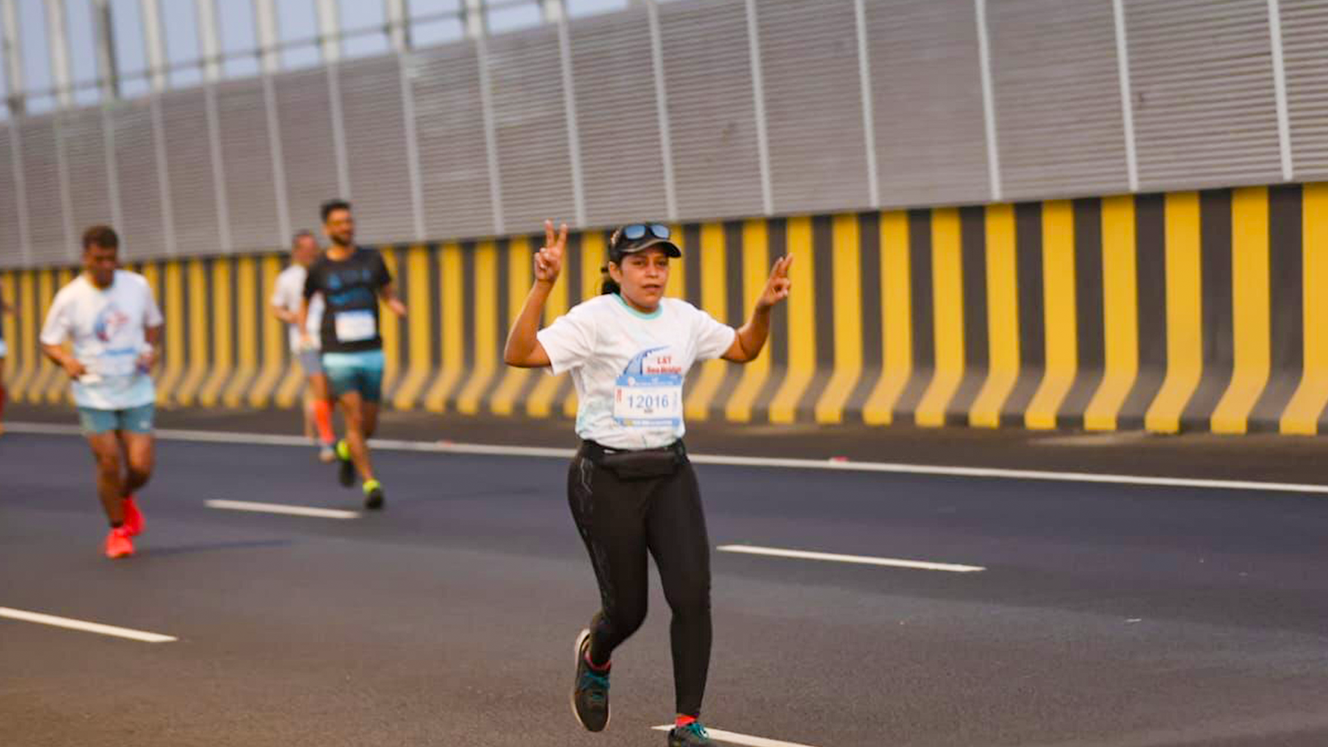 NHSRCL च्या मुंबई कार्यालयातील कर्मचाऱ्यांनी अटल सेतूवर आयोजित सी ब्रिज मॅरेथॉनमध्ये सहभाग घेतला